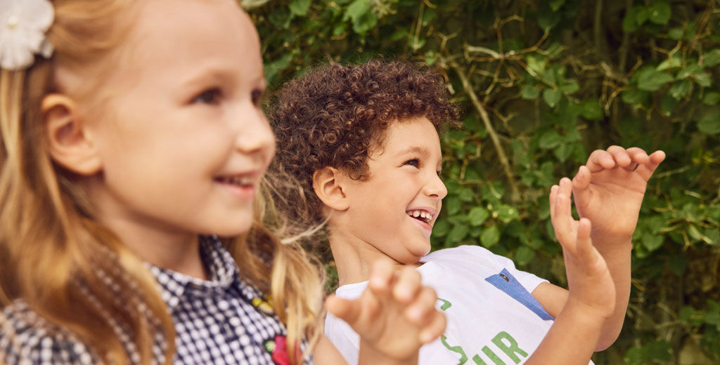 https://www.chicco.it/dw/image/v2/BJJJ_PRD/on/demandware.static/-/Sites-Chicco-Italy-Library/it_IT/dwfb59237b/site/06-Pagina di Categoria/Fashion/Abbigliamento/Kids /2023/PE 2023/Estate/banner-kids-summer.jpg